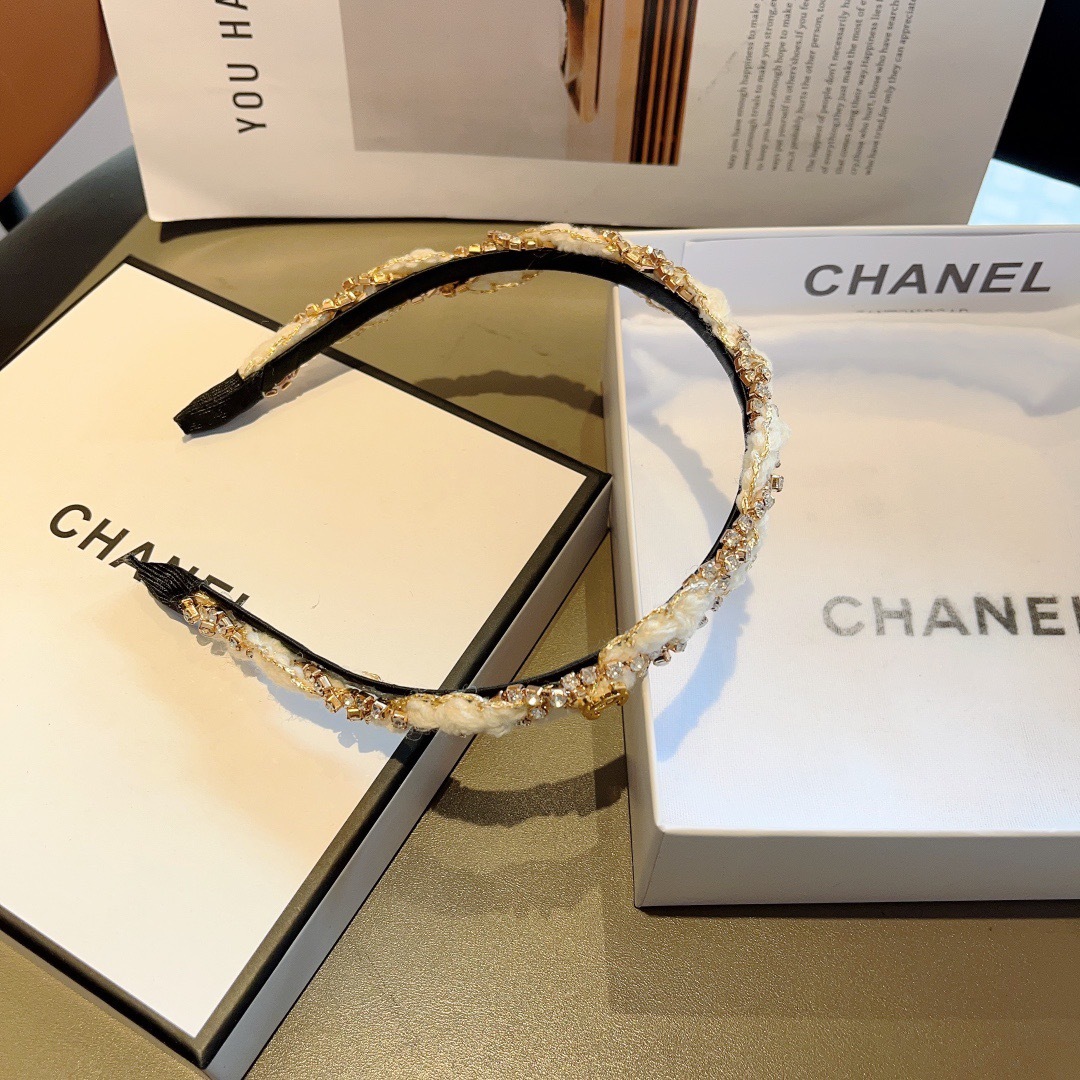 配包装
CHANEL（香奈儿）最新款小香发箍，复古头箍，网红爆款推荐 搭配高端材质，超精致，时尚百搭。