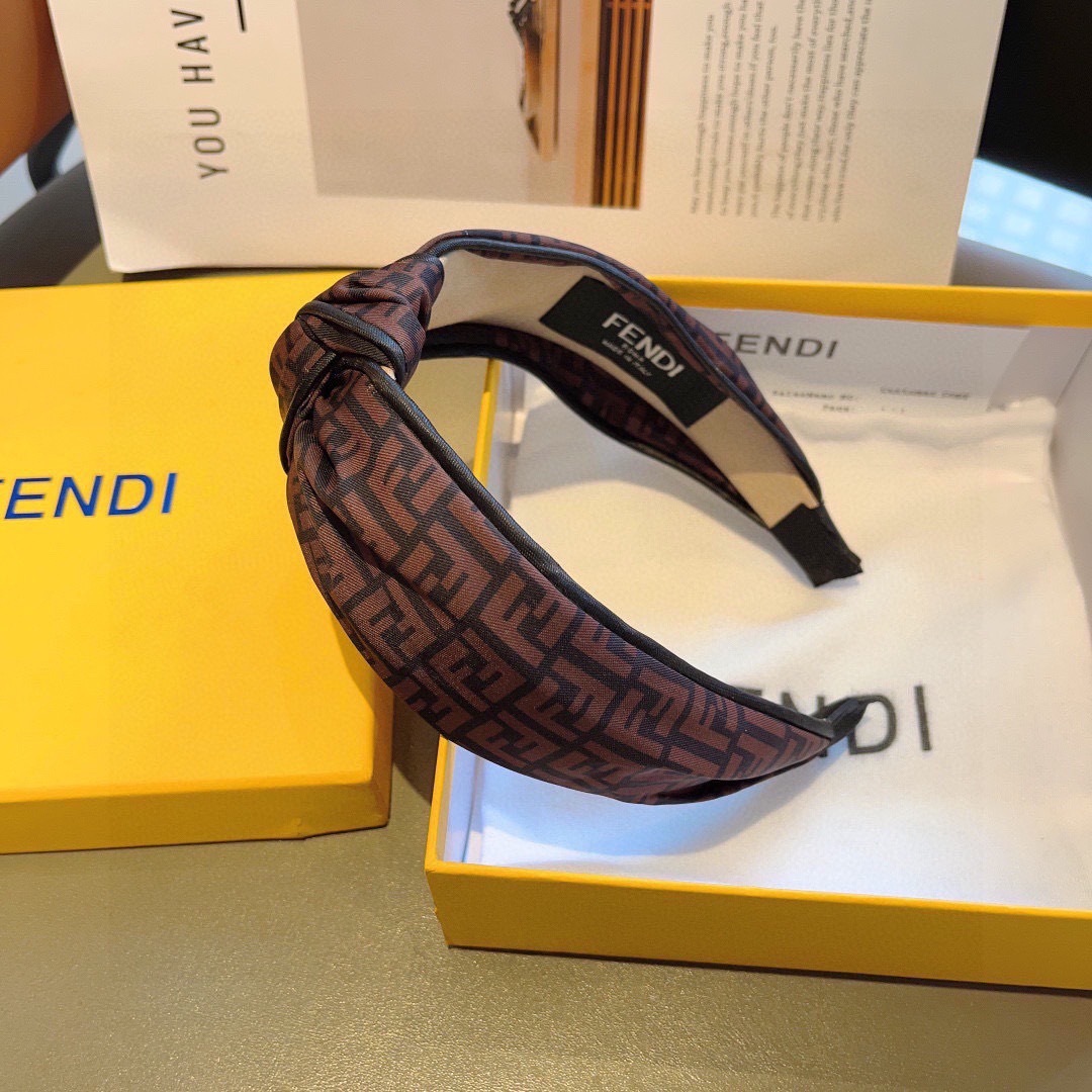 配包装
FENDI 芬迪 新款中间结洋气大牌范儿发箍，宽版原单货， 简约百搭，潮女必备品，超级的高大上！