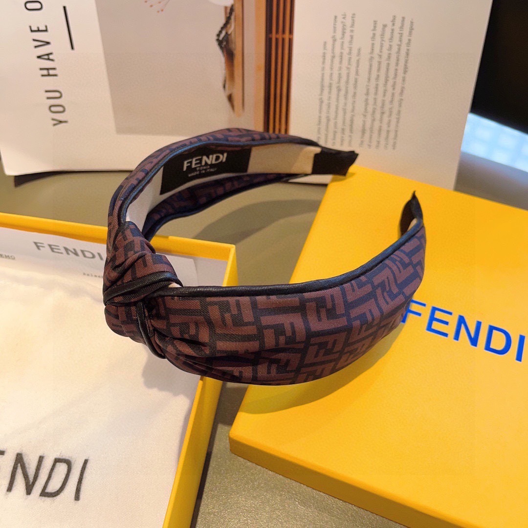 配包装
FENDI 芬迪 新款中间结洋气大牌范儿发箍，宽版原单货， 简约百搭，潮女必备品，超级的高大上！