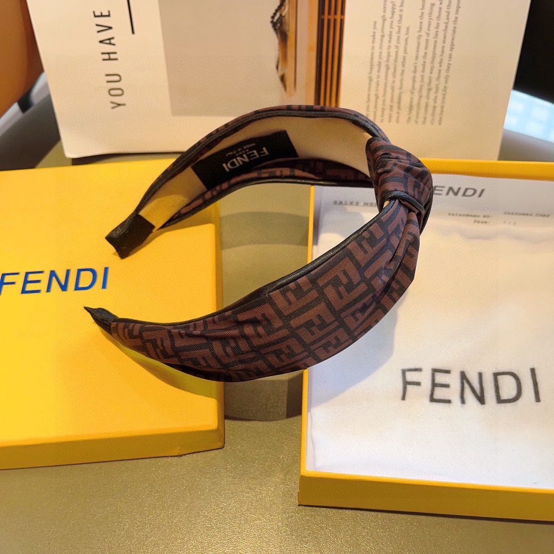 配包装
FENDI 芬迪 新款中间结洋气大牌范儿发箍，宽版原单货， 简约百搭，潮女必备品，超级的高大上！