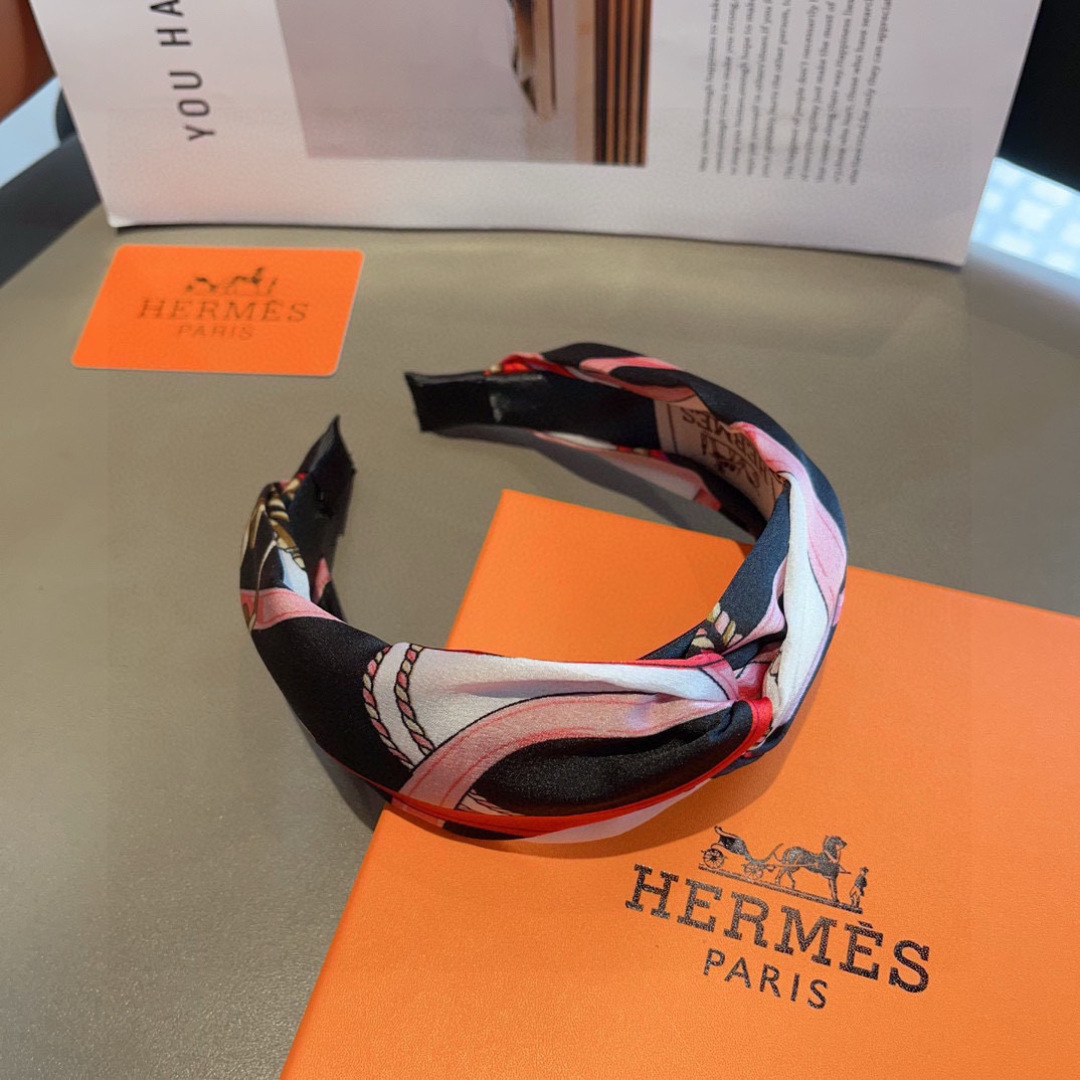 配包装
Hermes（爱马仕）  火爆定制款发箍，网红同款  进口真丝面料， 出口订单、细节全部实拍！特