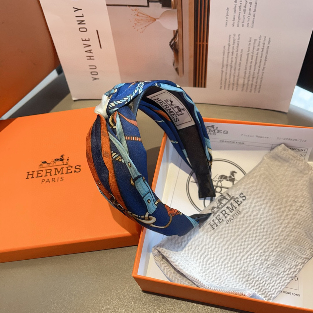 配包装
Hermes（爱马仕）  火爆定制款发箍，网红同款  进口真丝面料， 出口订单、细节全部实拍！特