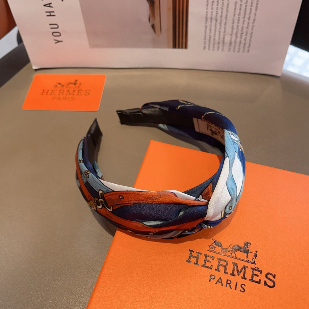 配包装
Hermes（爱马仕）  火爆定制款发箍，网红同款  进口真丝面料， 出口订单、细节全部实拍！特