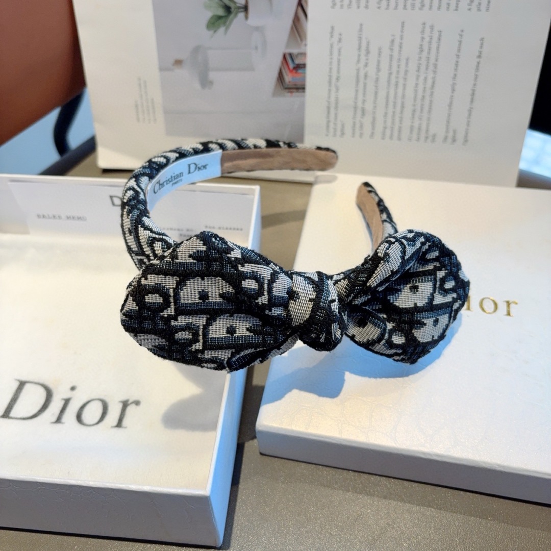 配包装
Dior（迪奥） 经典字母大牌斜角发箍, 网红爆款防滑头箍、让你的魅力绽放 清新淑女范让时尚更简