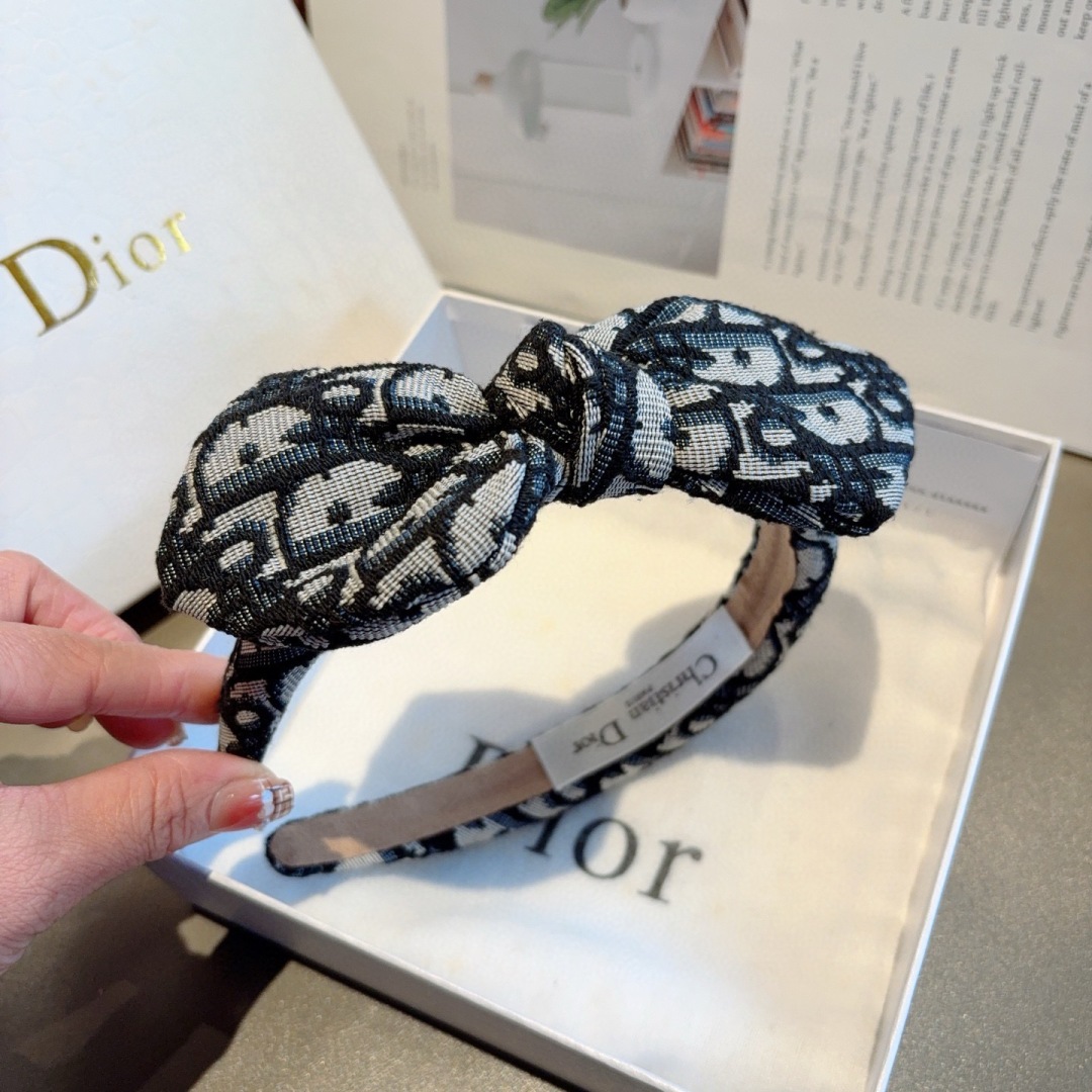配包装
Dior（迪奥） 经典字母大牌斜角发箍, 网红爆款防滑头箍、让你的魅力绽放 清新淑女范让时尚更简