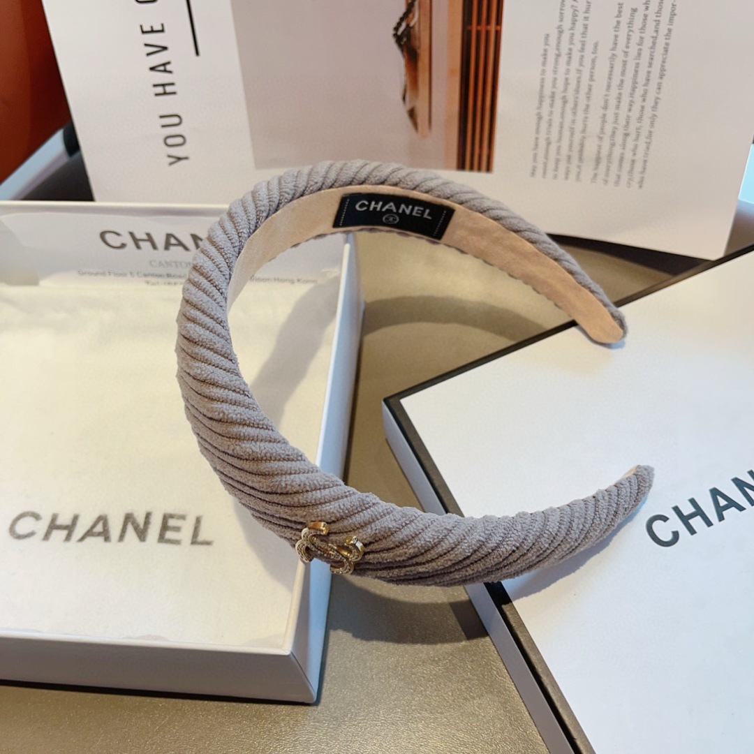 配包装
CHANEL（香奈儿）最新款小香发箍，复古头箍，网红爆款推荐 搭配高端材质，超精致，时尚百搭。