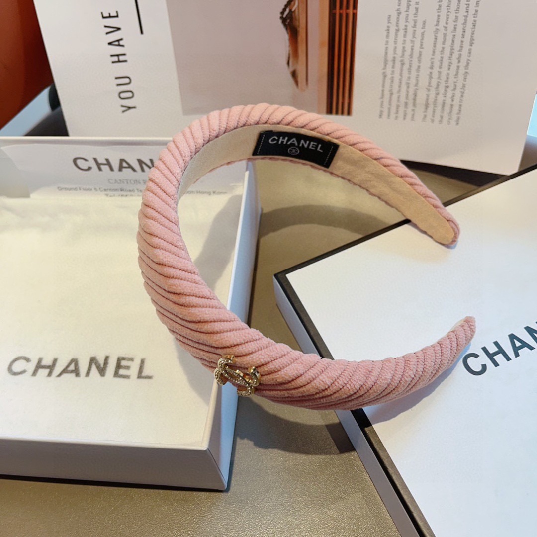 配包装
CHANEL（香奈儿）最新款小香发箍，复古头箍，网红爆款推荐 搭配高端材质，超精致，时尚百搭。