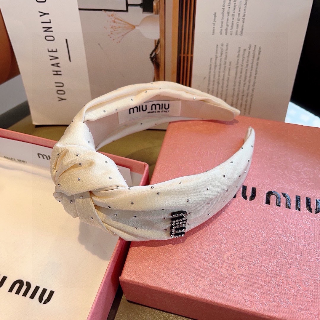 配包装
MIUMIU（缪缪）新款手工制作发箍，原单货，简约百搭，潮女必备品，超级的高大上！