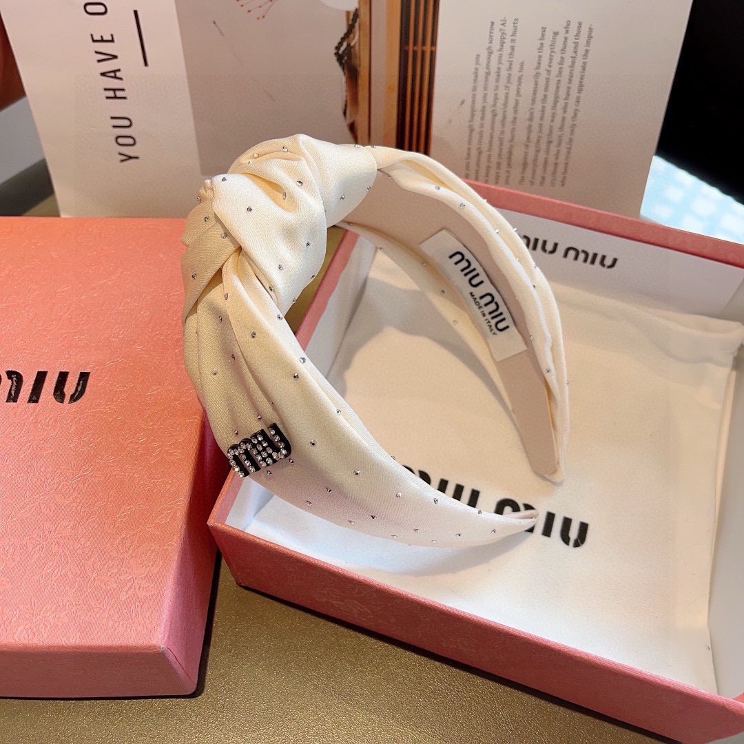 配包装
MIUMIU（缪缪）新款手工制作发箍，原单货，简约百搭，潮女必备品，超级的高大上！