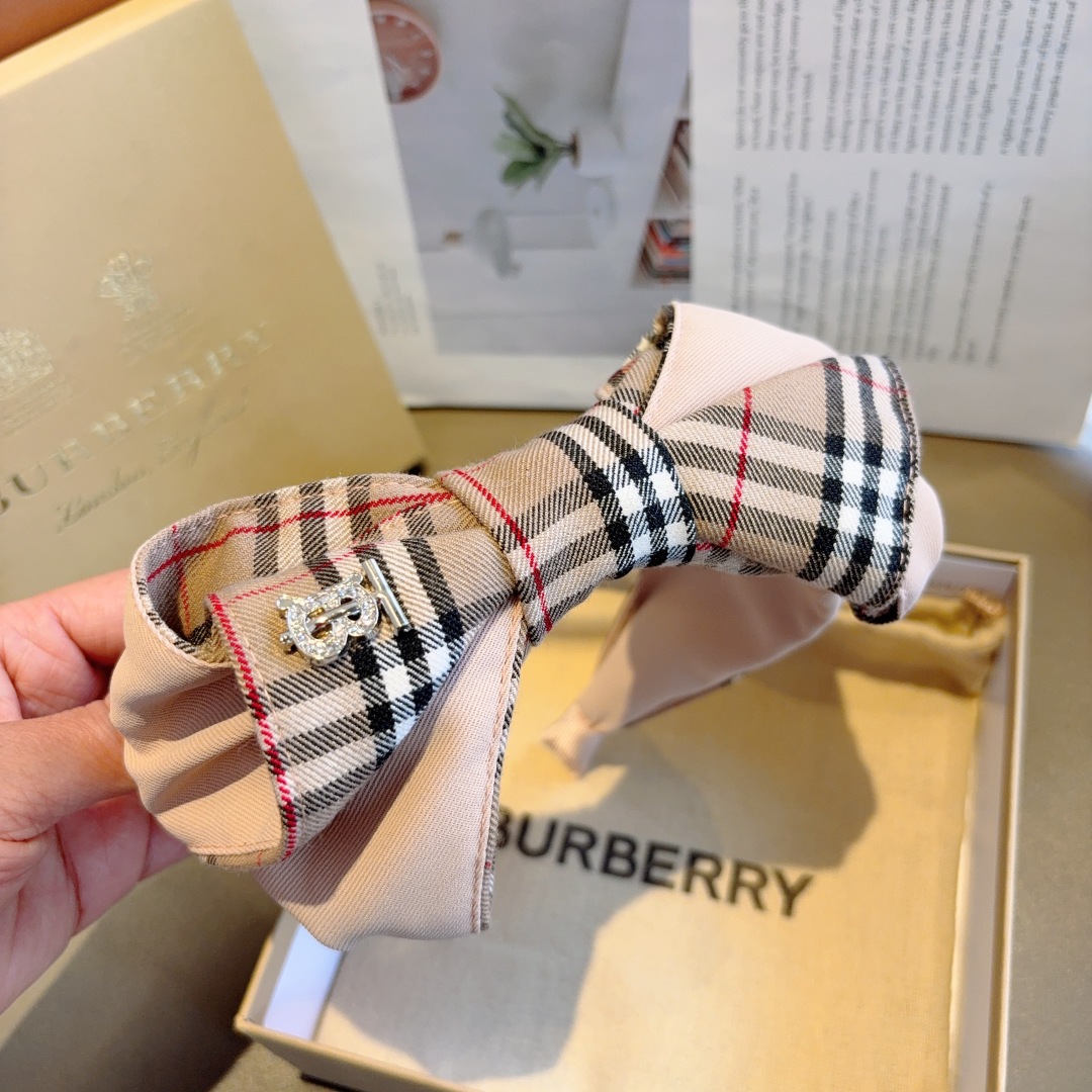 配包装
巴宝莉BURBERRY 新款发箍，高版本客供面料 🎀细节全部实拍！非常耐看又百搭、适合各种场合搭