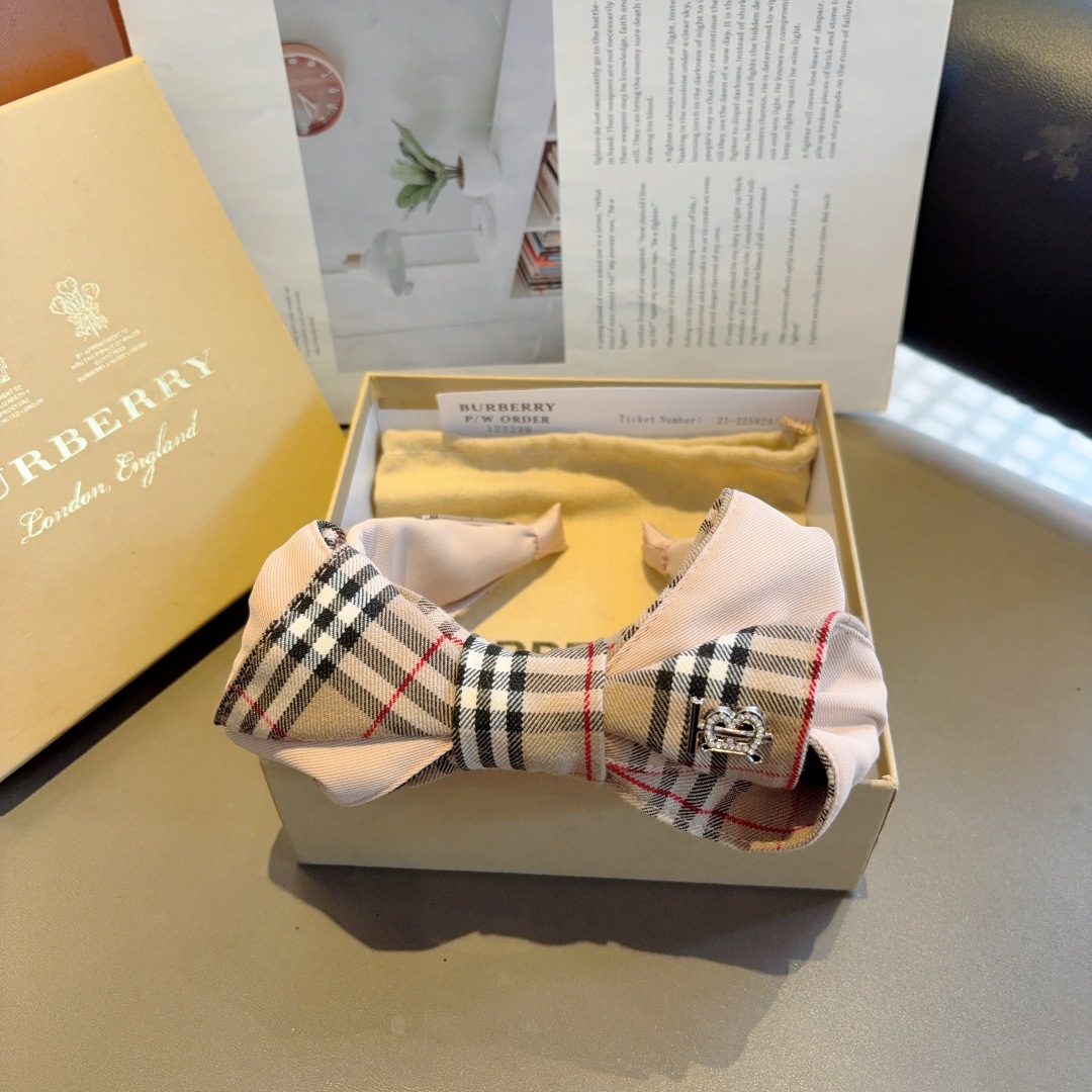 配包装
巴宝莉BURBERRY 新款发箍，高版本客供面料 🎀细节全部实拍！非常耐看又百搭、适合各种场合搭