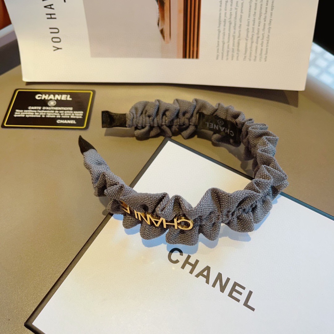 配包装
CHANEL（香奈儿）最新款小香发箍，香奶奶头箍，复古头箍，网红爆款推荐 超精致，时尚百搭！