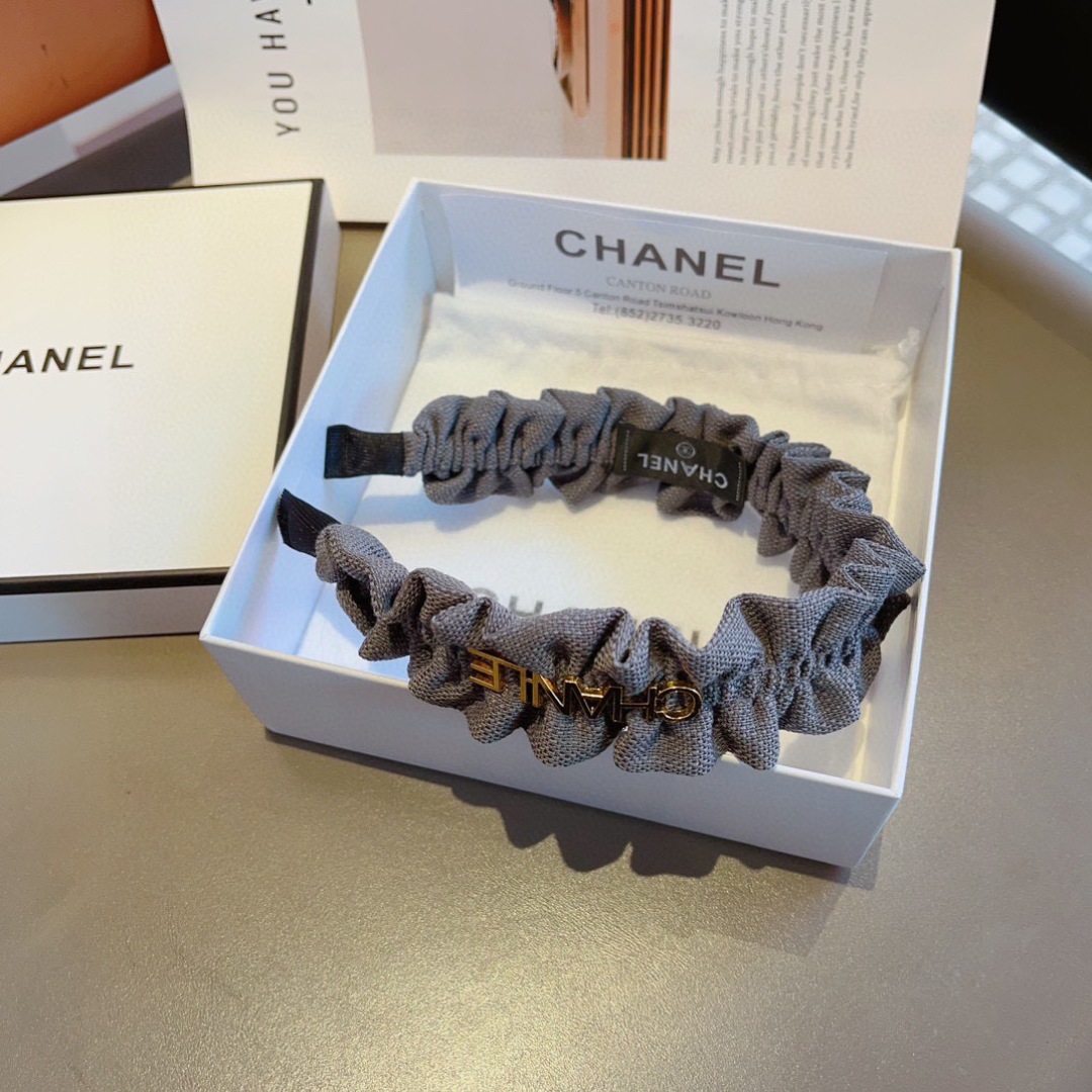 配包装
CHANEL（香奈儿）最新款小香发箍，香奶奶头箍，复古头箍，网红爆款推荐 超精致，时尚百搭！