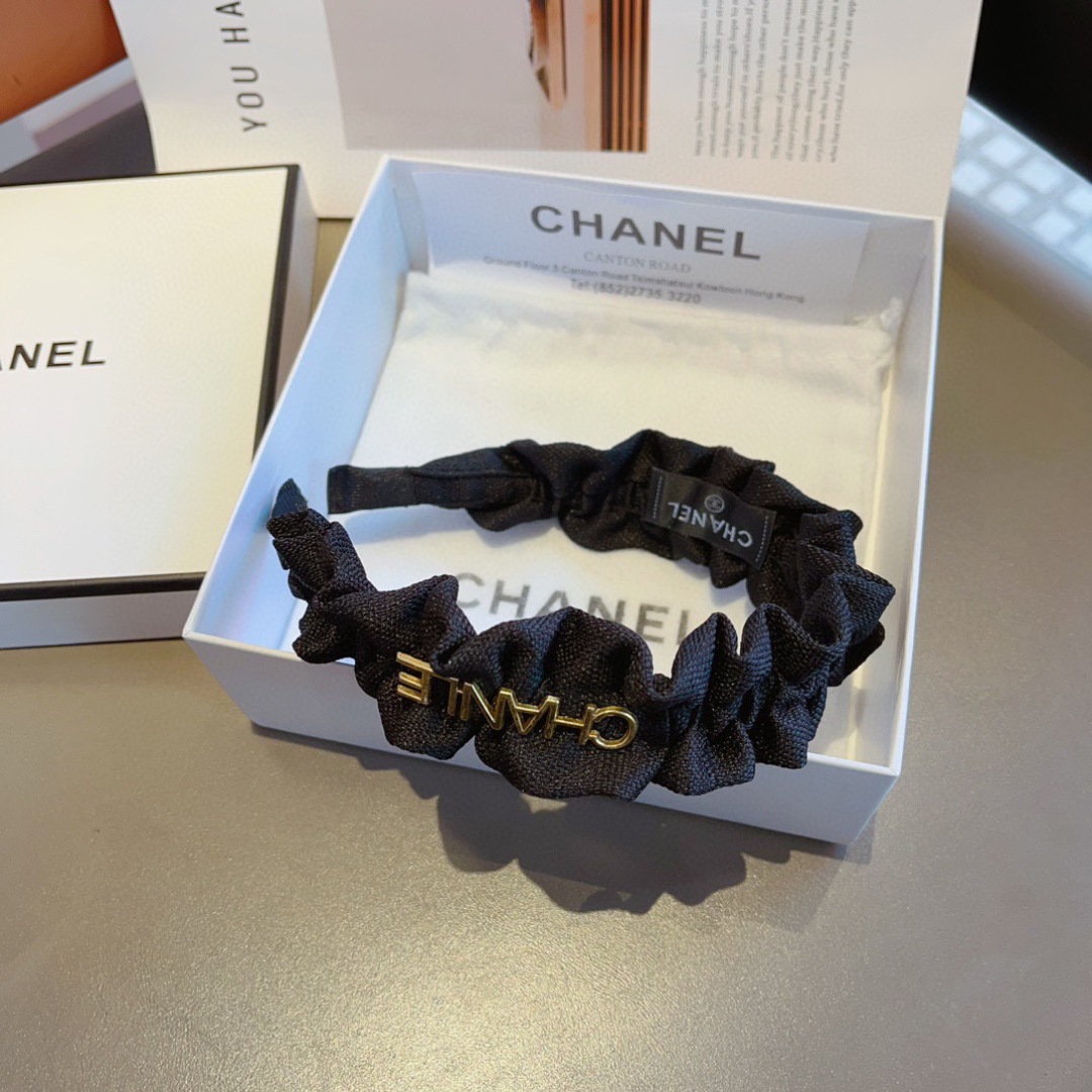 配包装
CHANEL（香奈儿）最新款小香发箍，香奶奶头箍，复古头箍，网红爆款推荐 超精致，时尚百搭！