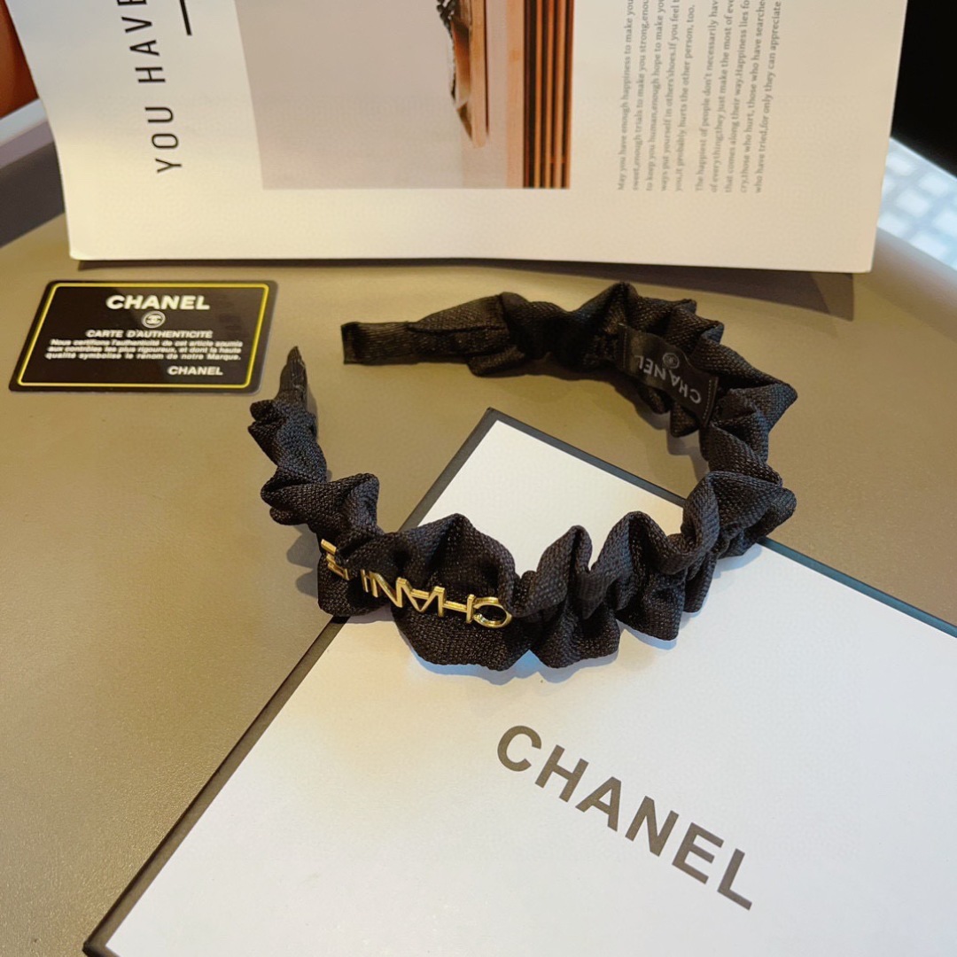 配包装
CHANEL（香奈儿）最新款小香发箍，香奶奶头箍，复古头箍，网红爆款推荐 超精致，时尚百搭！