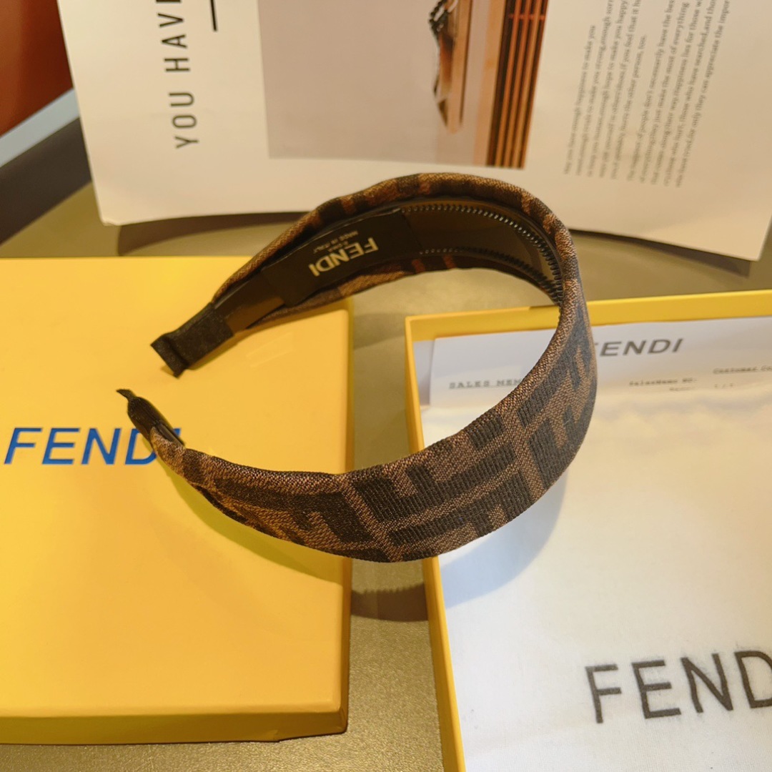 配包装
FENDI 芬迪 火爆新款发箍，宽版原单货， 简约百搭，潮女必备品，超级的高大上！