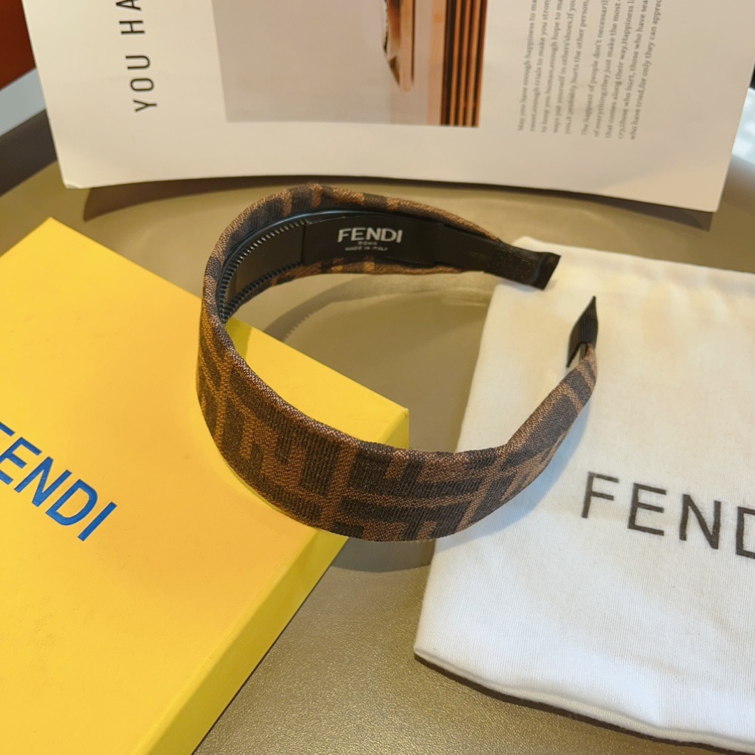 配包装
FENDI 芬迪 火爆新款发箍，宽版原单货， 简约百搭，潮女必备品，超级的高大上！