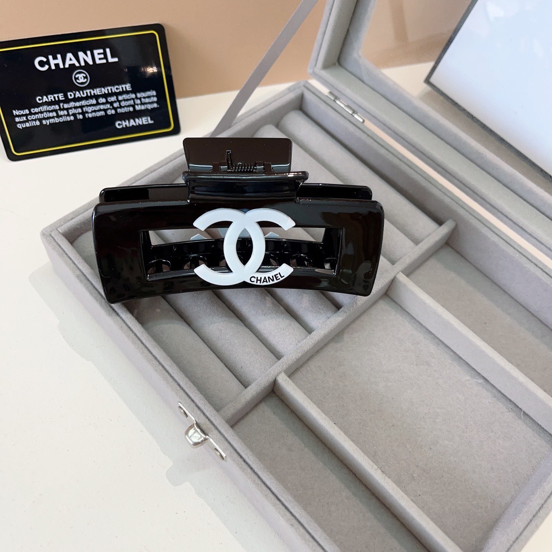 配包装
CHANEL （香奈儿） 欧美新款潮流抓夹，明星同款 女神必备单品，非常百搭，时尚发夹， 戴上它