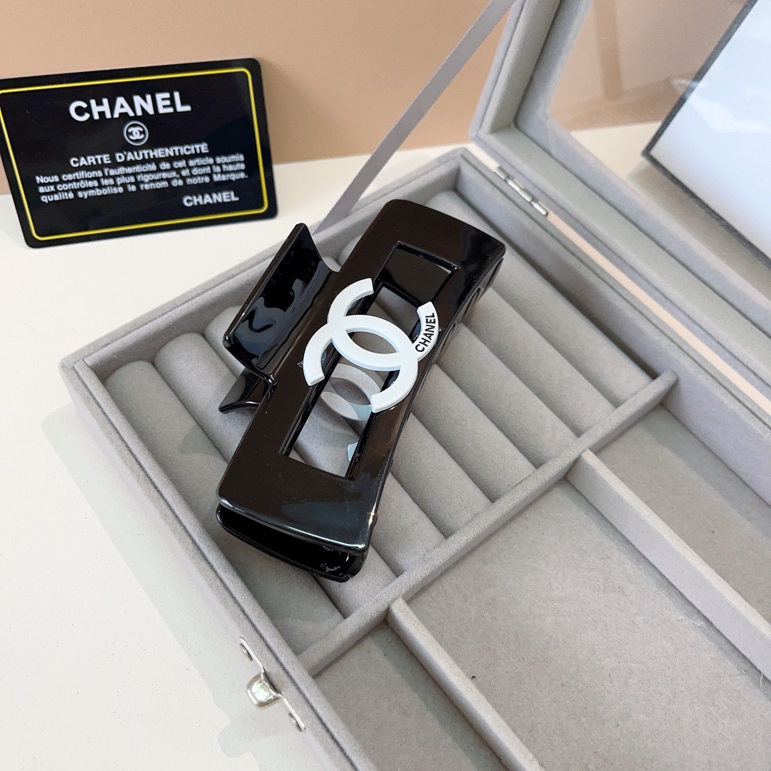配包装
CHANEL （香奈儿） 欧美新款潮流抓夹，明星同款 女神必备单品，非常百搭，时尚发夹， 戴上它
