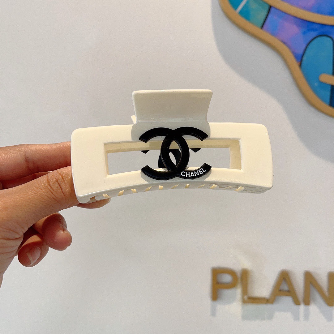 配包装
CHANEL （香奈儿） 欧美新款潮流抓夹，明星同款 女神必备单品，非常百搭，时尚发夹， 戴上它