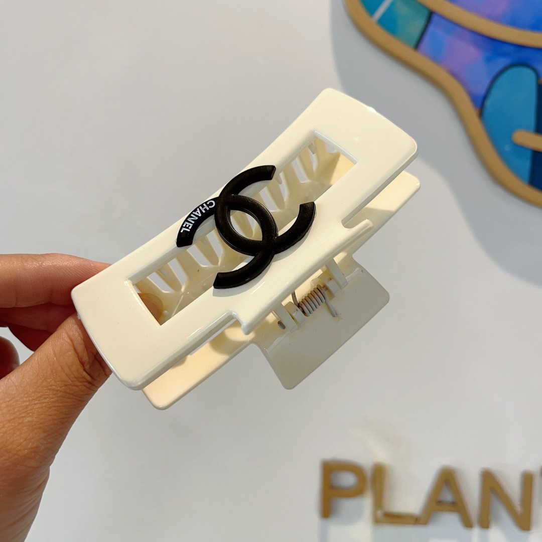 配包装
CHANEL （香奈儿） 欧美新款潮流抓夹，明星同款 女神必备单品，非常百搭，时尚发夹， 戴上它