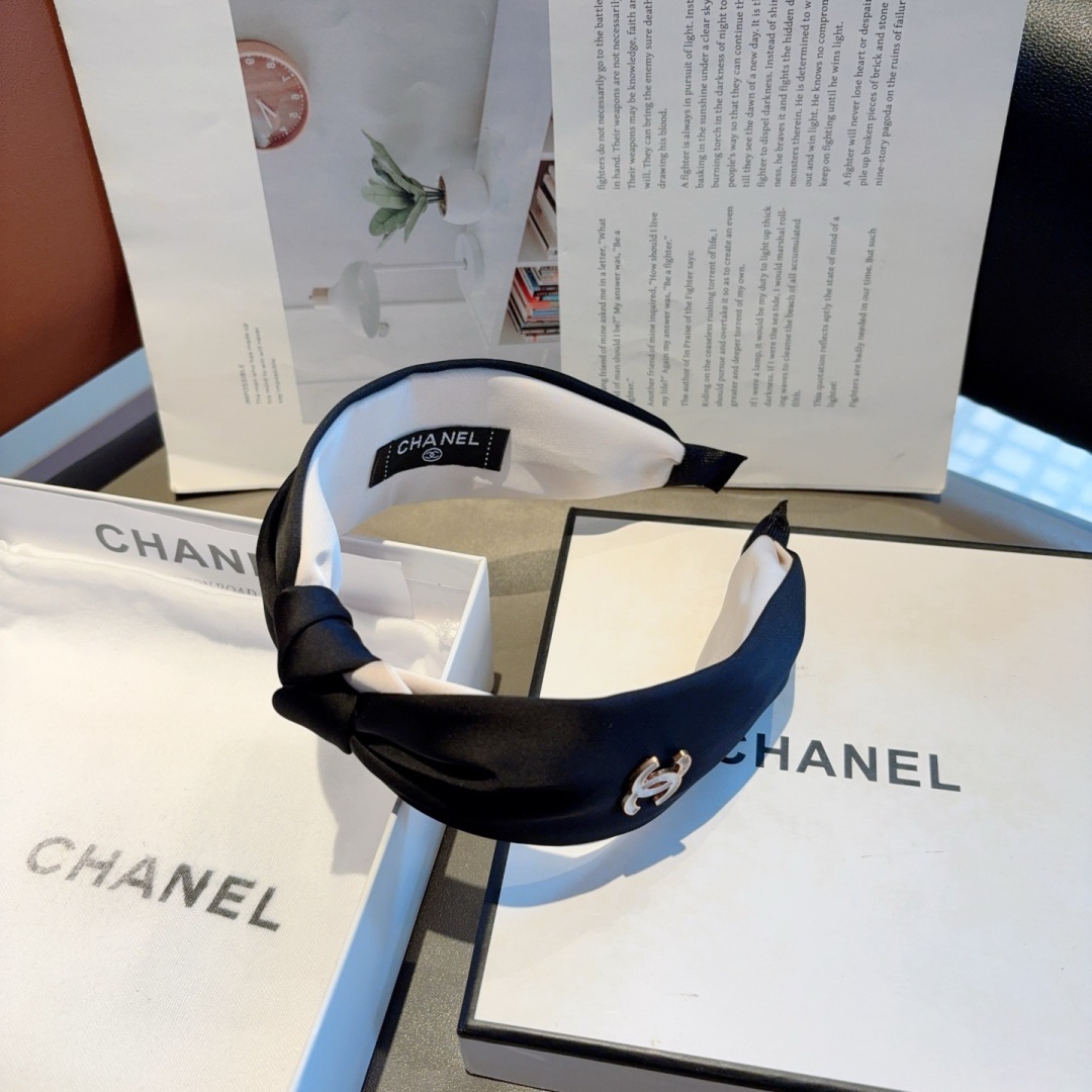 配包装
CHANEL（香奈儿）最新款小香发箍，时尚新品头箍，网红爆款推荐 搭配高端双Ｃlogo ，超精致