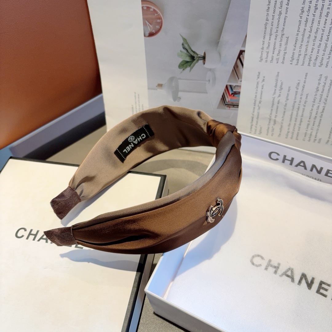 配包装
CHANEL（香奈儿）最新款小香发箍，时尚新品头箍，网红爆款推荐 搭配高端双Ｃlogo ，超精致