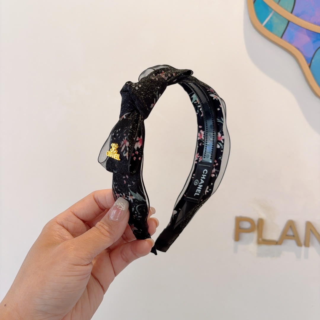 配包装
CHANEL（香奈儿）新款小香发箍，复古头箍，网红爆款推荐 搭配高端材质，超精致，时尚百搭。