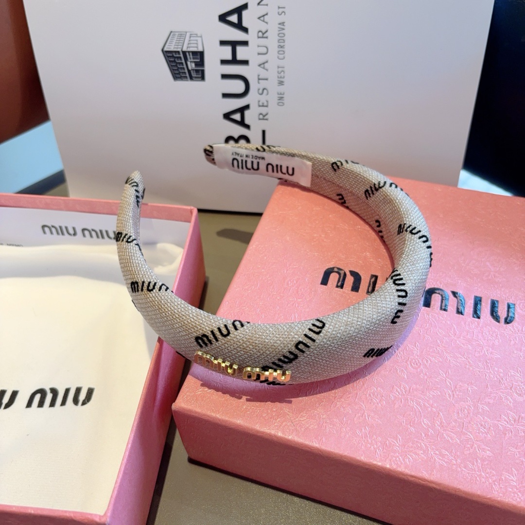 配包装
miumiu 缪缪  最新款定制发箍，细节全部实拍！特制面料非常显质感、经典而又永不过时