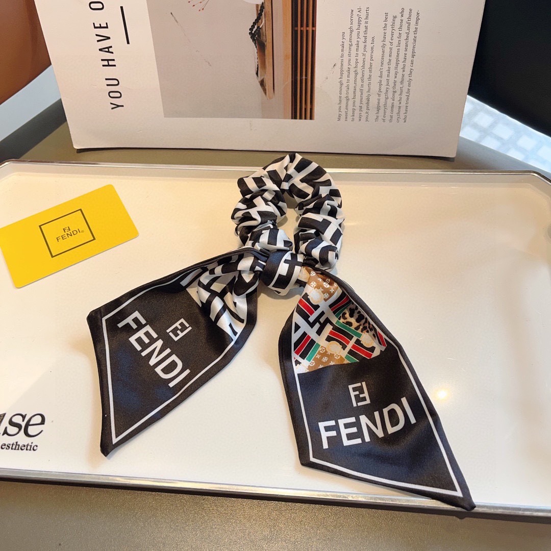 配包装
FENDI （芬迪）双F字母飘带马尾发圈 蝴蝶结肠圈，高档韩版皮筋，经典花型设计， 高端大气，名