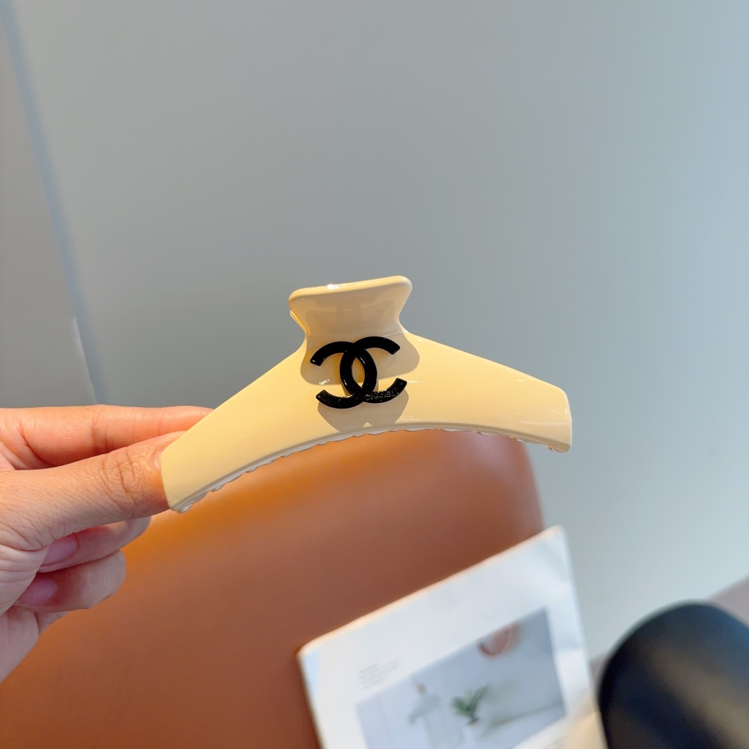 配包装
CHANEL （香奈儿） 欧美新款潮流抓夹，明星同款 女神必备单品，非常百搭，时尚发夹， 戴上它