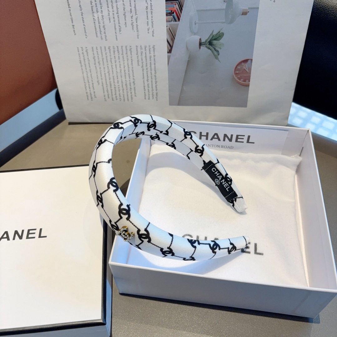 配包装
CHANEL（香奈儿）最新款小香发箍，新品巨显脸小头箍，网红爆款推荐 搭配高端双Ｃlogo ，超