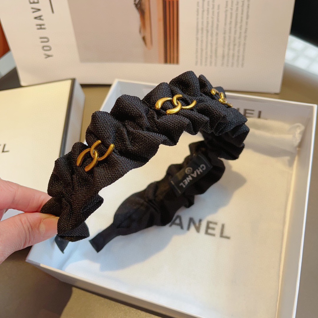 配包装
CHANEL（香奈儿）最新款小香发箍，香奶奶头箍，复古头箍，网红爆款推荐 超精致，时尚百搭！