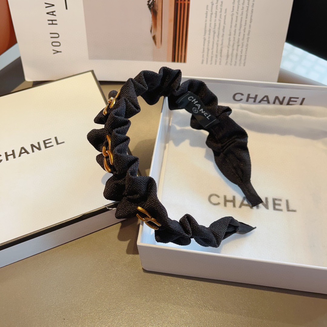 配包装
CHANEL（香奈儿）最新款小香发箍，香奶奶头箍，复古头箍，网红爆款推荐 超精致，时尚百搭！