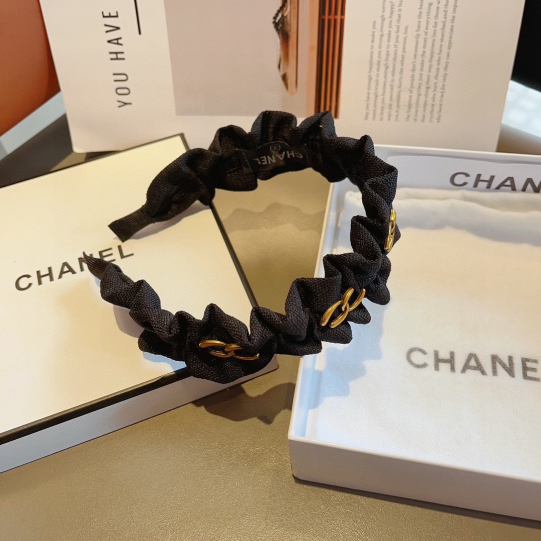 配包装
CHANEL（香奈儿）最新款小香发箍，香奶奶头箍，复古头箍，网红爆款推荐 超精致，时尚百搭！