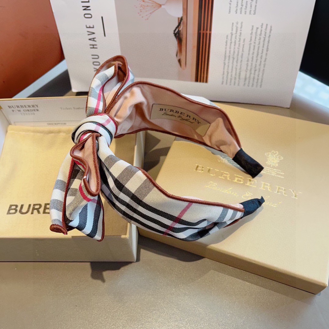 配包装
巴宝莉BURBERRY 新款蝴蝶结发箍，客供面料 🎀细节全部实拍！非常耐看又百搭、适合各种场合搭