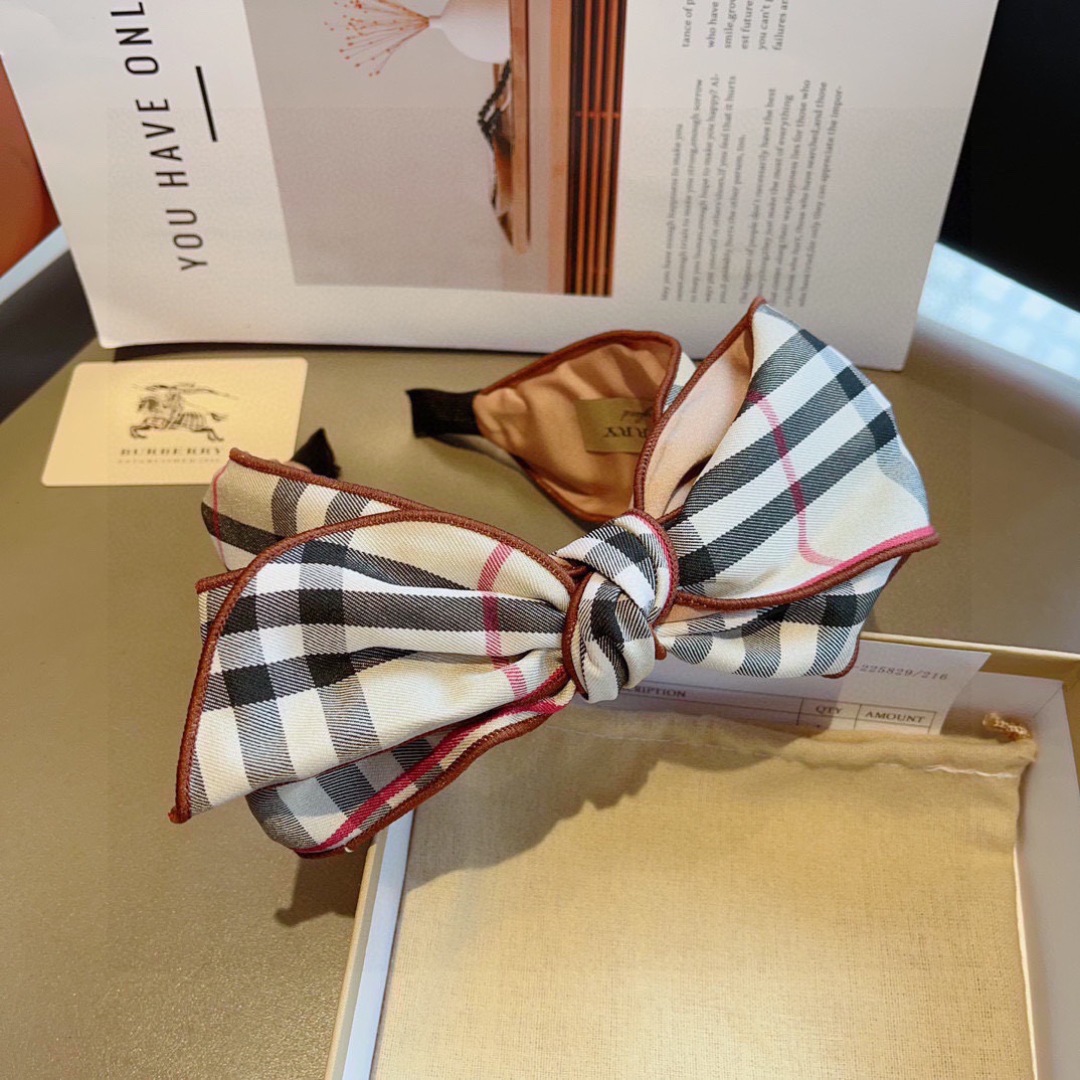 配包装
巴宝莉BURBERRY 新款蝴蝶结发箍，客供面料 🎀细节全部实拍！非常耐看又百搭、适合各种场合搭