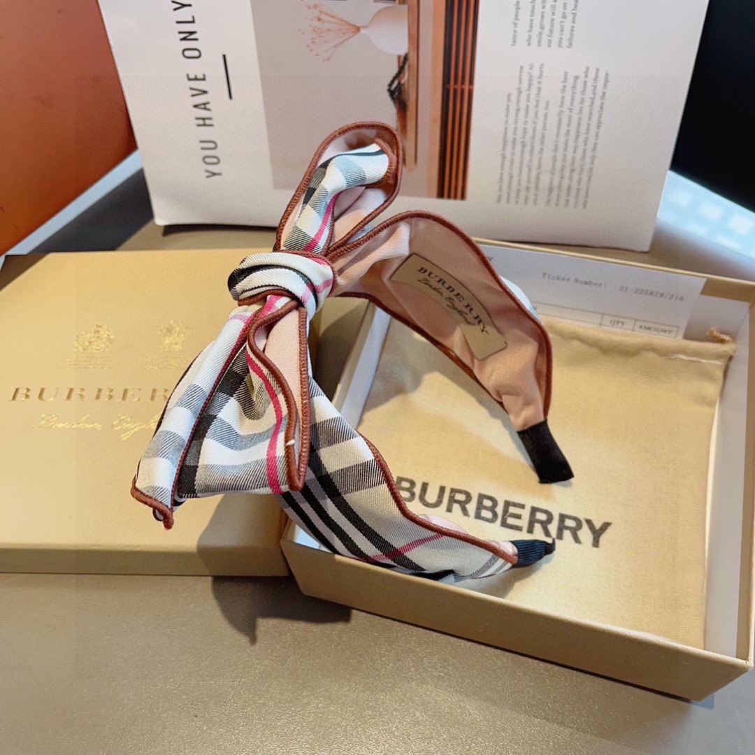 配包装
巴宝莉BURBERRY 新款蝴蝶结发箍，客供面料 🎀细节全部实拍！非常耐看又百搭、适合各种场合搭