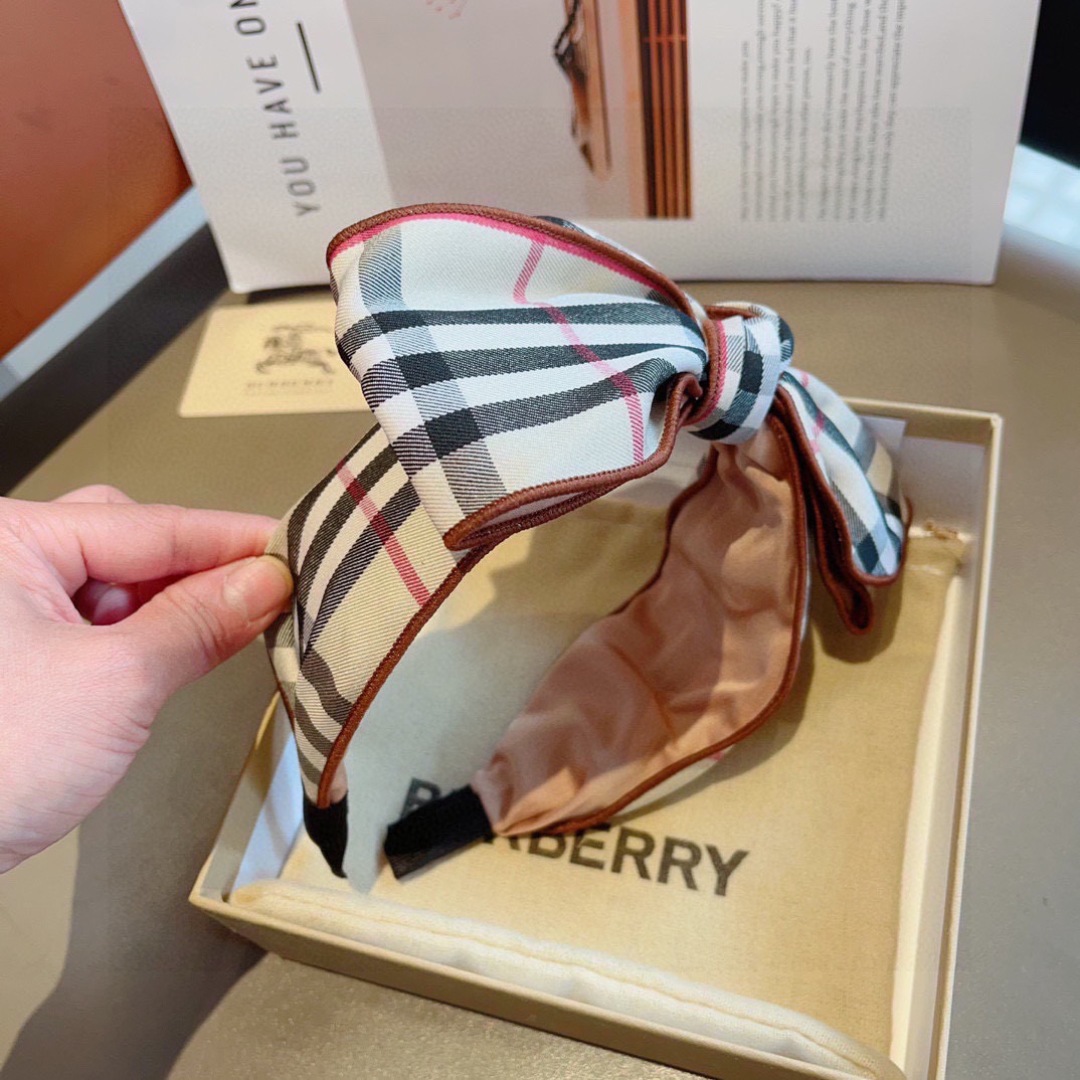 配包装
巴宝莉BURBERRY 新款蝴蝶结发箍，客供面料 🎀细节全部实拍！非常耐看又百搭、适合各种场合搭