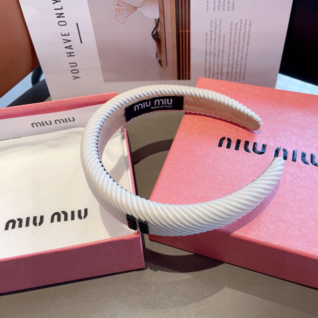 配包装
MIUMIU（缪缪）新款手工制作发箍，原单货，简约百搭，潮女必备品，超级的高大上！ 