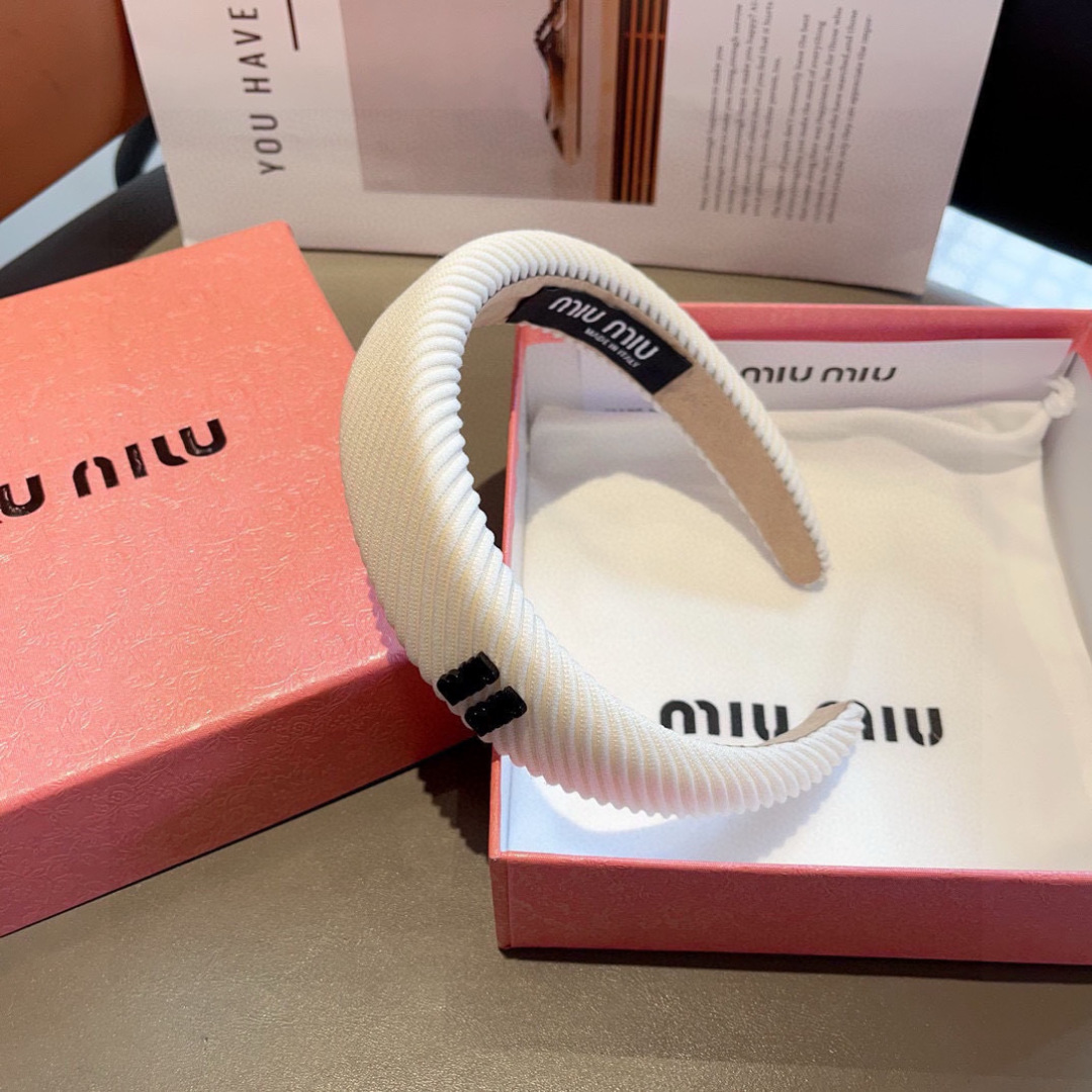 配包装
MIUMIU（缪缪）新款手工制作发箍，原单货，简约百搭，潮女必备品，超级的高大上！ 
