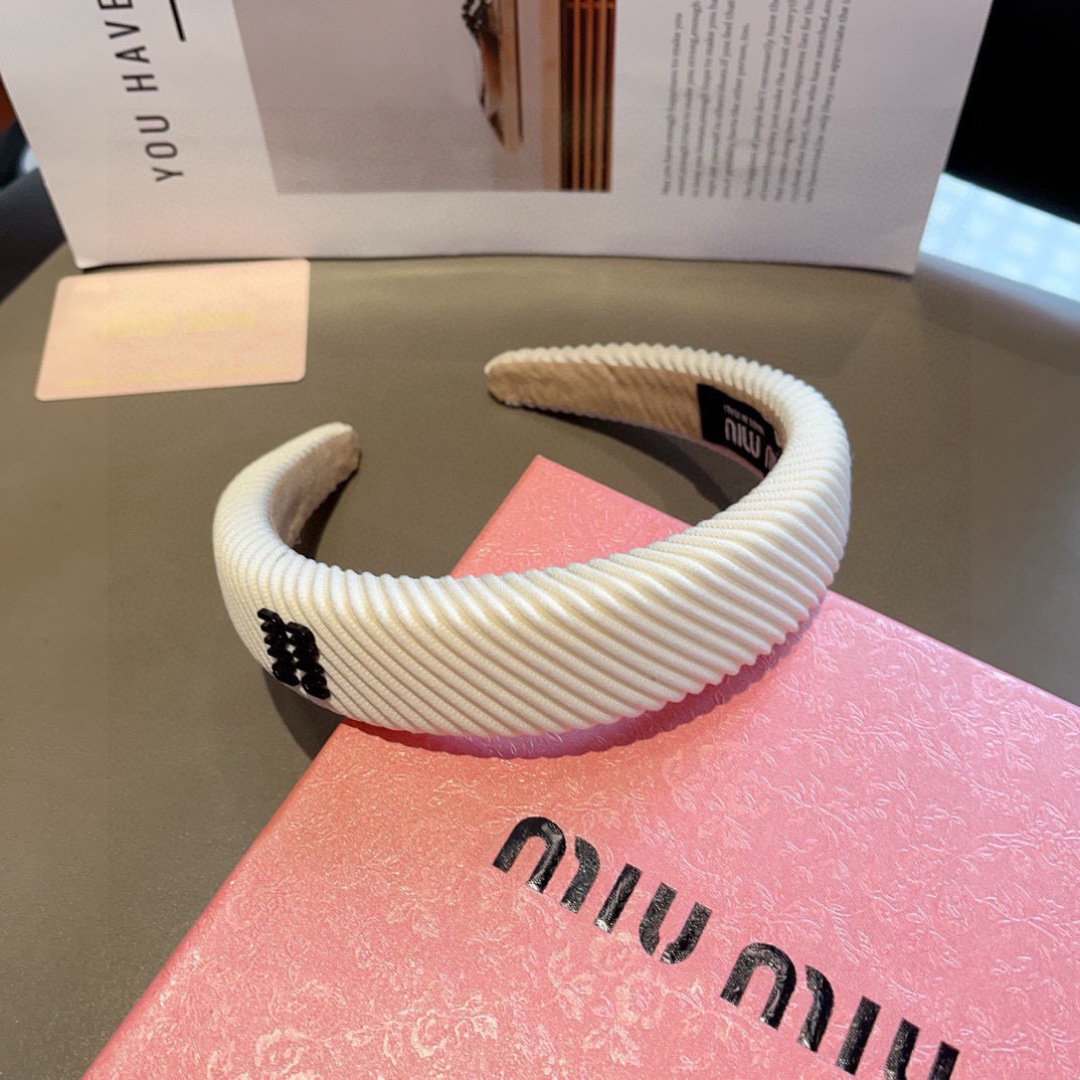 配包装
MIUMIU（缪缪）新款手工制作发箍，原单货，简约百搭，潮女必备品，超级的高大上！ 