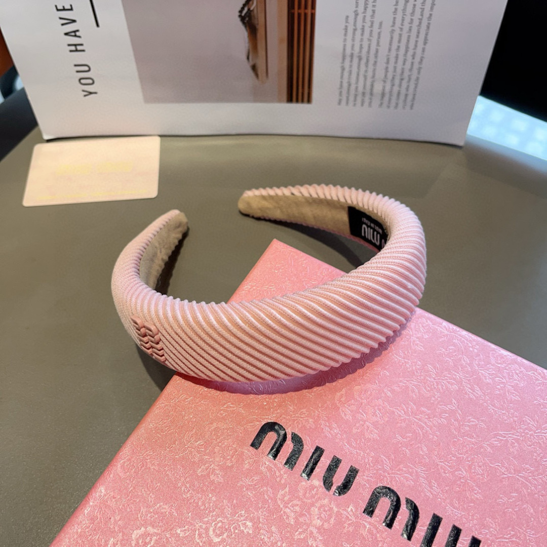 配包装
MIUMIU（缪缪）新款手工制作发箍，原单货，简约百搭，潮女必备品，超级的高大上！ 