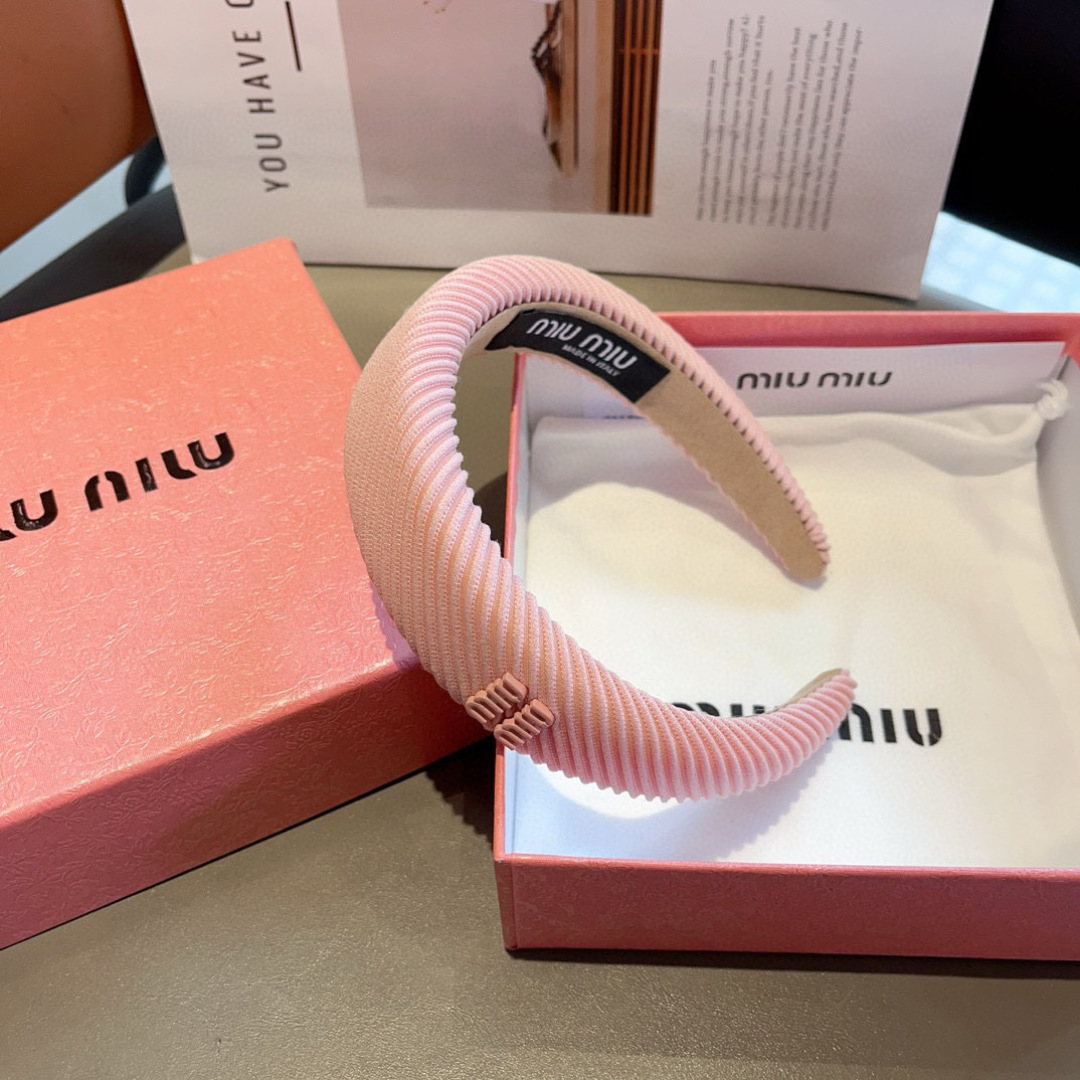 配包装
MIUMIU（缪缪）新款手工制作发箍，原单货，简约百搭，潮女必备品，超级的高大上！ 