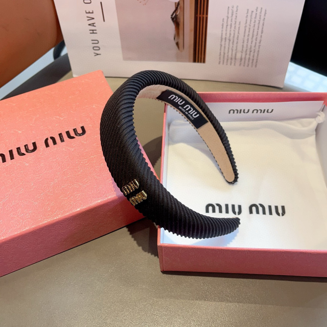 配包装
MIUMIU（缪缪）新款手工制作发箍，原单货，简约百搭，潮女必备品，超级的高大上！ 