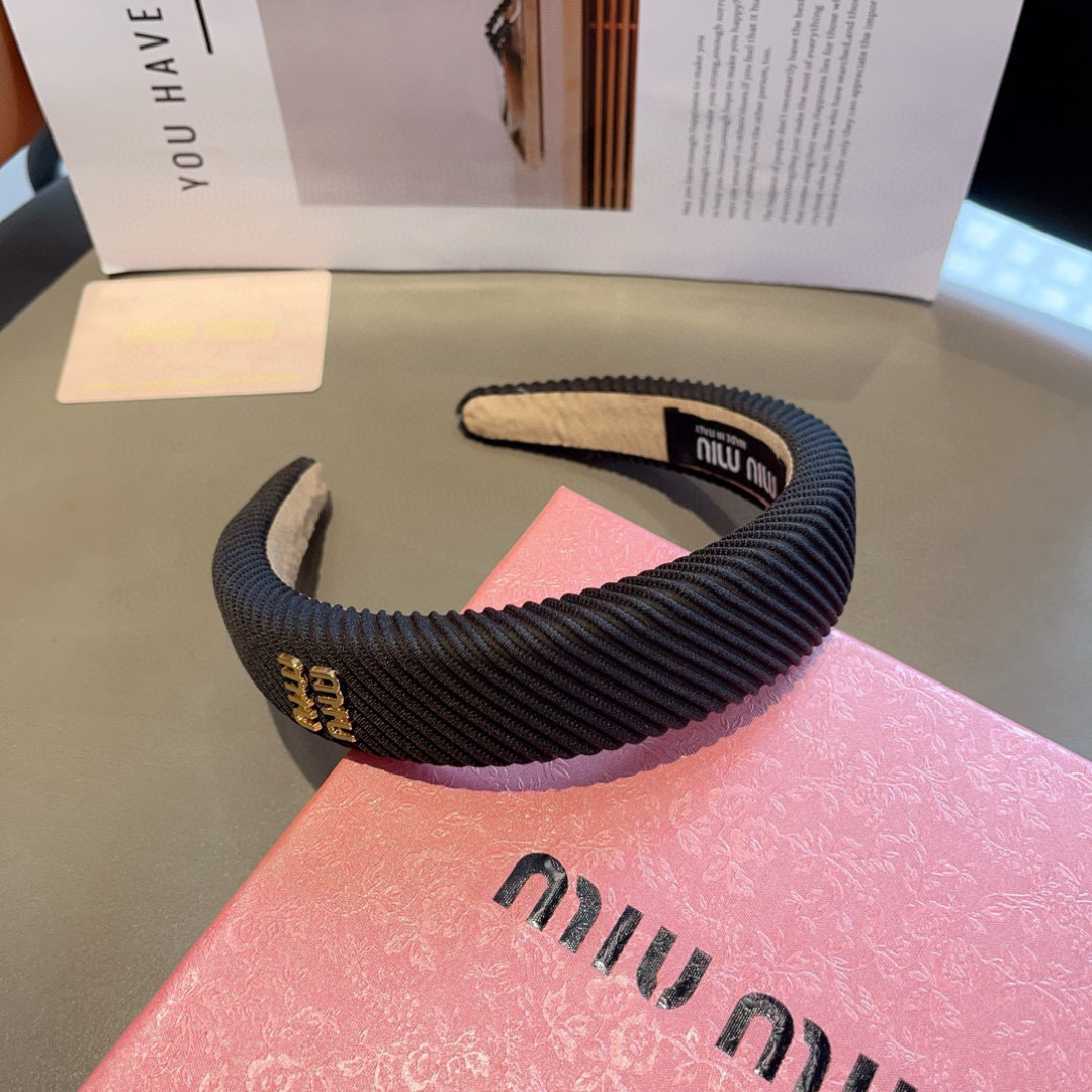 配包装
MIUMIU（缪缪）新款手工制作发箍，原单货，简约百搭，潮女必备品，超级的高大上！ 