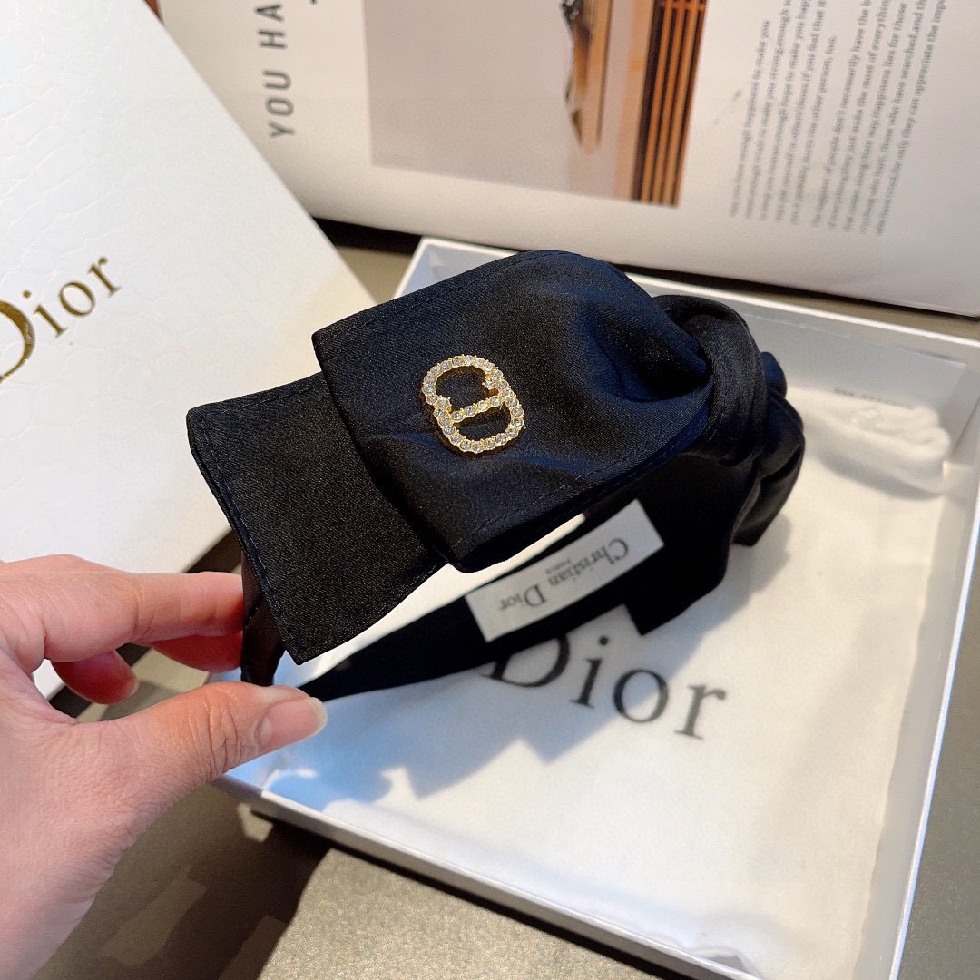 配包装
Dior（迪奥） 新款宽边蝴蝶结大牌发箍, 网红爆款防滑头箍、让你的魅力绽放 清新淑女范让时尚更