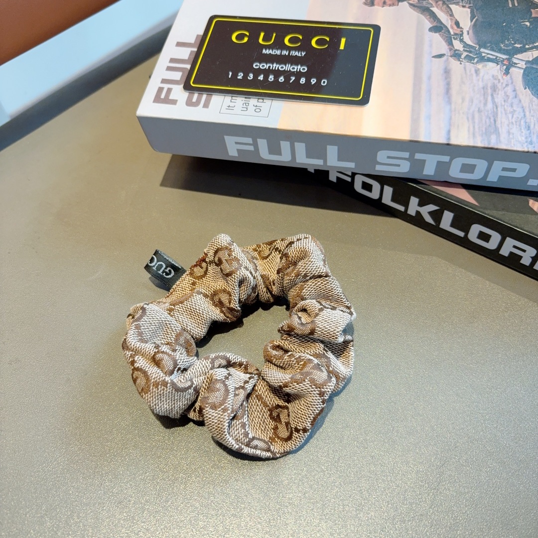 配包装
Gucci古奇 双G经典款发圈皮筋 精致佩戴舒适无压力，造型搭配必备！非常时尚百搭！名媛范儿。女