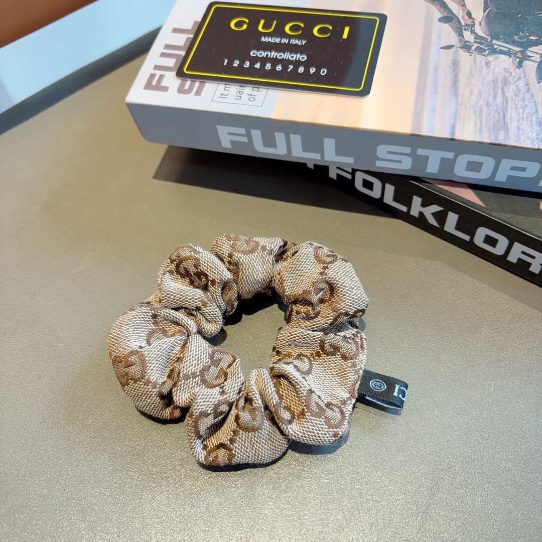 配包装
Gucci古奇 双G经典款发圈皮筋 精致佩戴舒适无压力，造型搭配必备！非常时尚百搭！名媛范儿。女