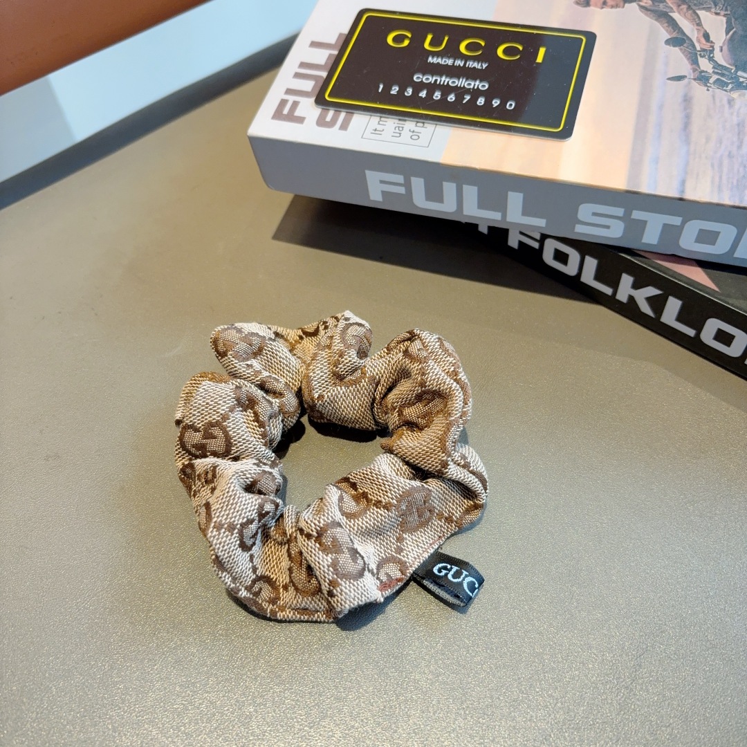 配包装
Gucci古奇 双G经典款发圈皮筋 精致佩戴舒适无压力，造型搭配必备！非常时尚百搭！名媛范儿。女